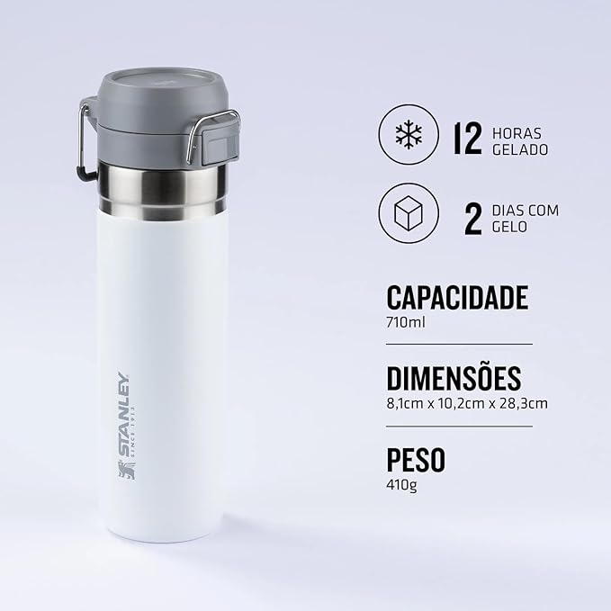 Homem segurando uma garrafa térmica Stanley Quick Flip branca em uma academia, destacando o isolamento a vácuo de parede dupla.
Infográfico da garrafa Stanley Quick Flip mostrando capacidade de 710ml, dimensões de 8,1cm x 10,2cm x 28,3cm e peso de 410g.