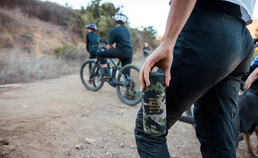 Logotipo JBL e detalhes da caixa de som Flip 7 camuflada