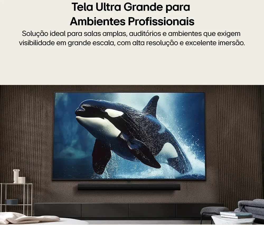 magem do LG AU801 exibindo conteúdo de TV em um ambiente de sala de estar.