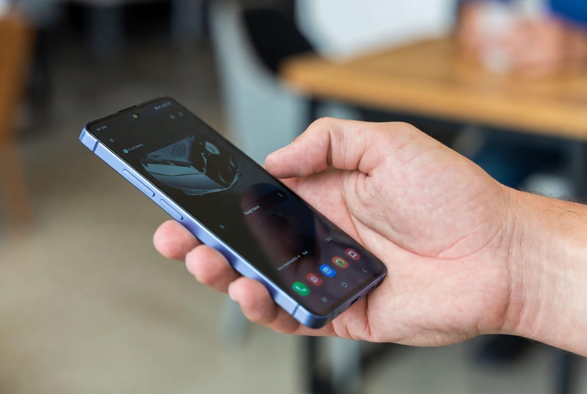 Galaxy S24 tamanho compacto na mão