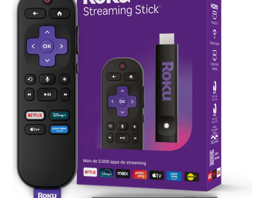 Roku Streaming Stick conectado à TV com controle remoto ao lado
