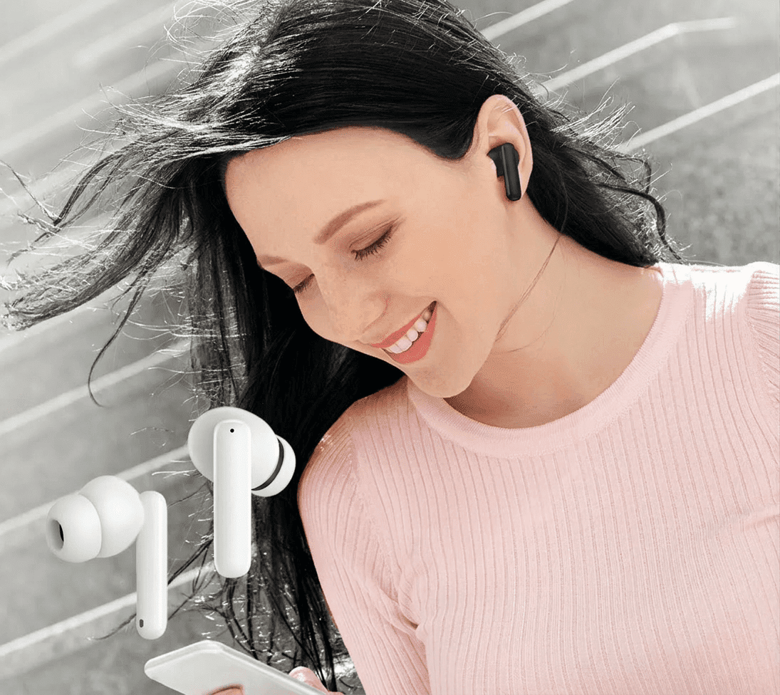 QCY T13 ANC encaixado na orelha mostrando design in-ear com haste curta