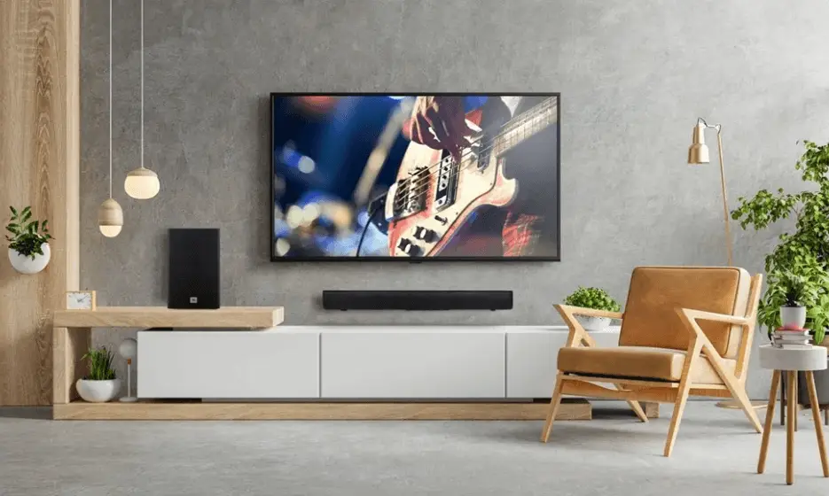 Soundbar-JBL-SB180-110W-2.1-Canais instalada em sala de estar moderna