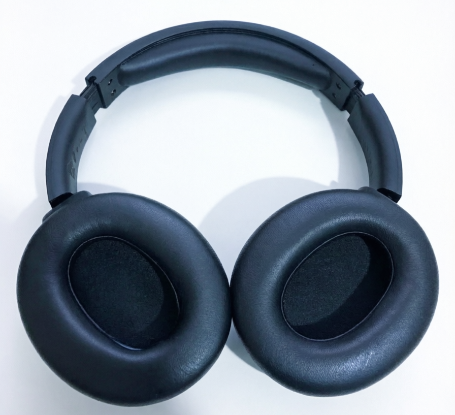 Detalhe das almofadas de couro sintético e mecanismo de ajuste do Edifier W820NB