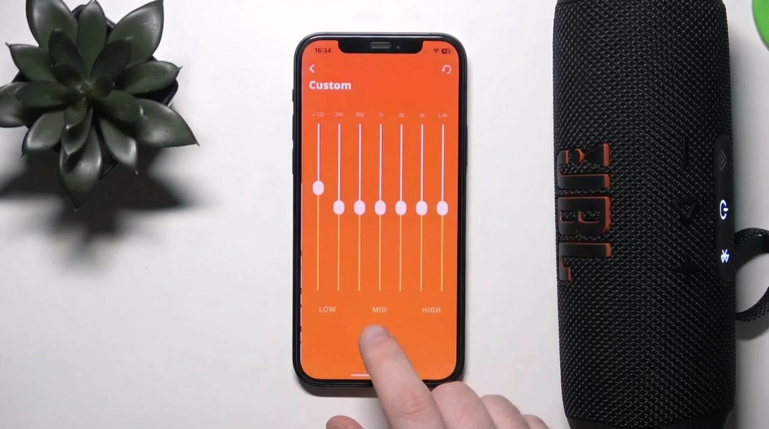 App JBL Portable no celular mostrando equalizador de 7 bandas controle de Playtime Boost e configuração Auracast da JBL Flip 7