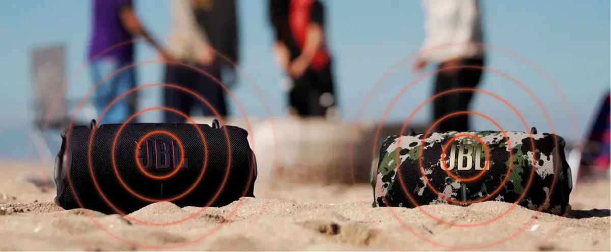 Múltiplas caixas JBL conectadas via Auracast incluindo Flip 7 Charge 6 e Clip 5 em ambiente de festa