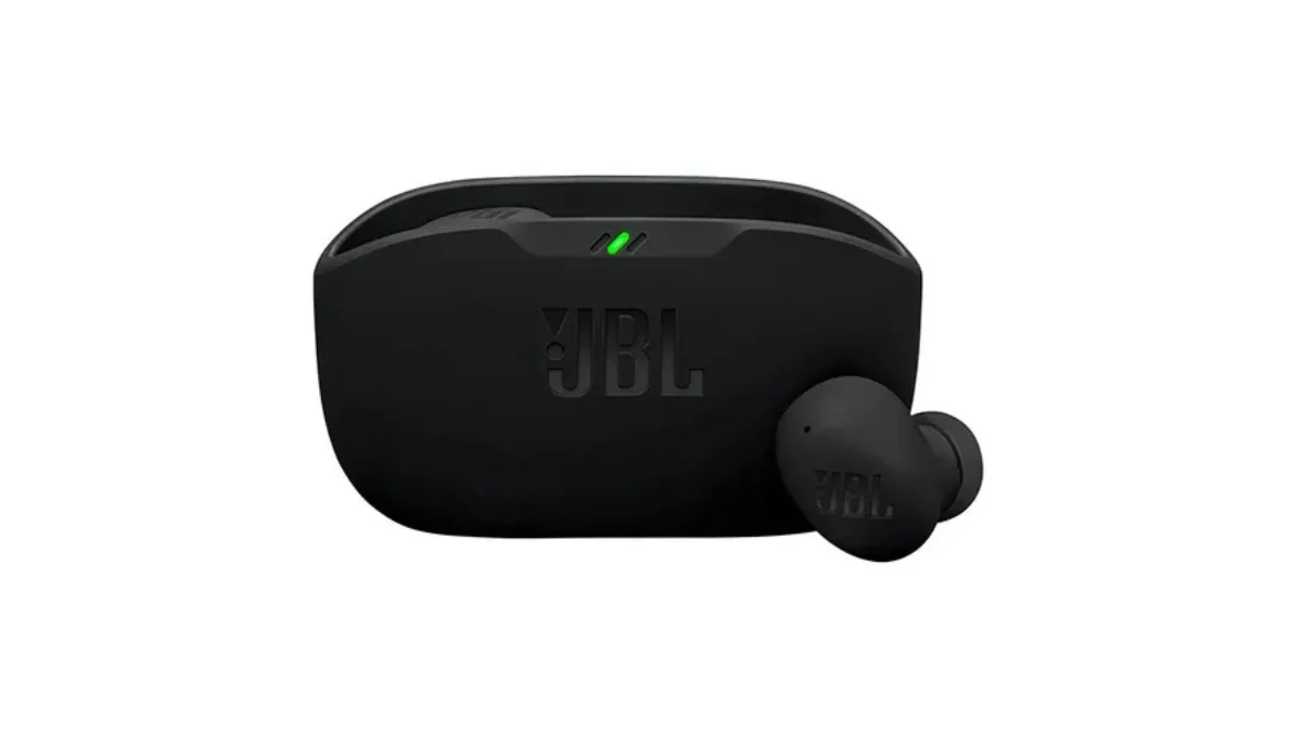 Estojo do JBL Wave Buds 2 aberto mostrando earbuds e indicadores de bateria LED