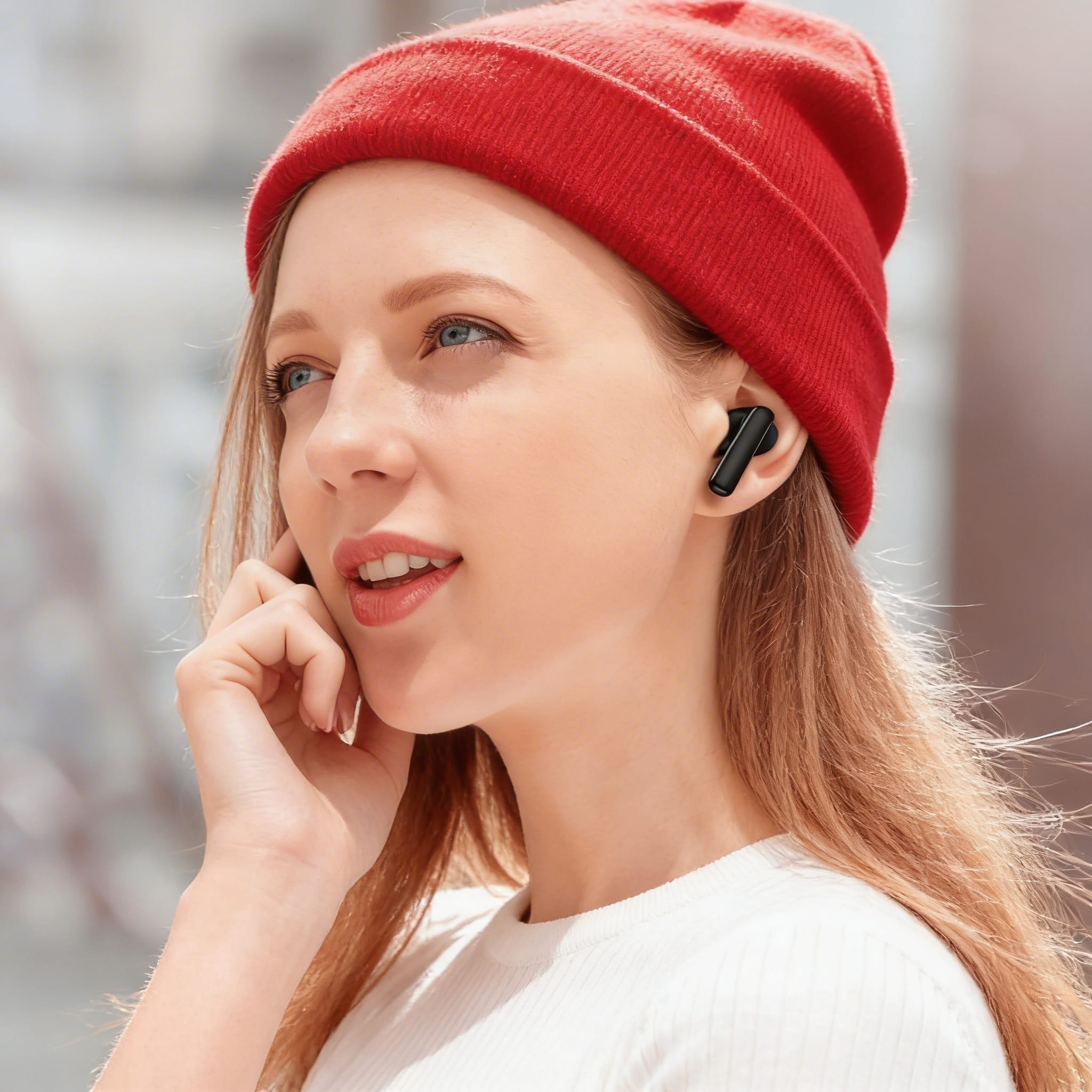 Pessoa usando o QCY T13 ANC no transporte público com foco e conforto