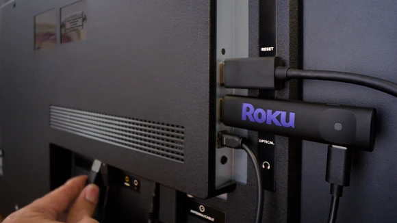 Roku Streaming Stick HD sendo instalado na porta HDMI da TV