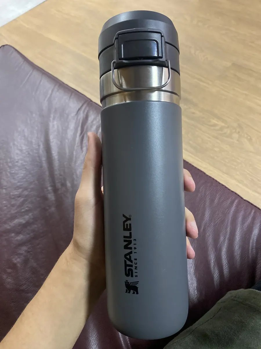 Garrafa Térmica Quick Flip Stanley 710ml: Review e Vale a Pena? 3 Garrafa Térmica Quick Flip Stanley 710ml mantendo líquido gelado por bastante tempo, comprovando o isolamento a vácuo de parede dupla
