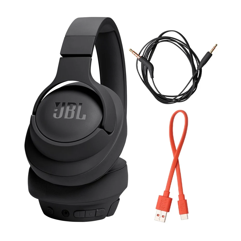 JBL Tune 720BT preto dobrado ao lado do cabo de áudio P2 e do cabo de carga USB-C — foto oficial JBL