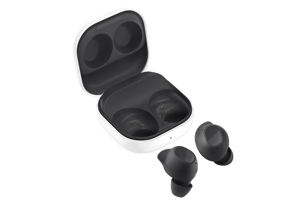 Estojo de carregamento do Galaxy Buds FE aberto — bateria de até 21 horas