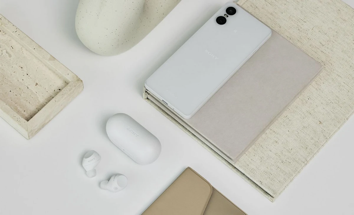 Sony WF-C710N brancos com estojo ao lado de smartphone e acessórios — foto oficial da Sony