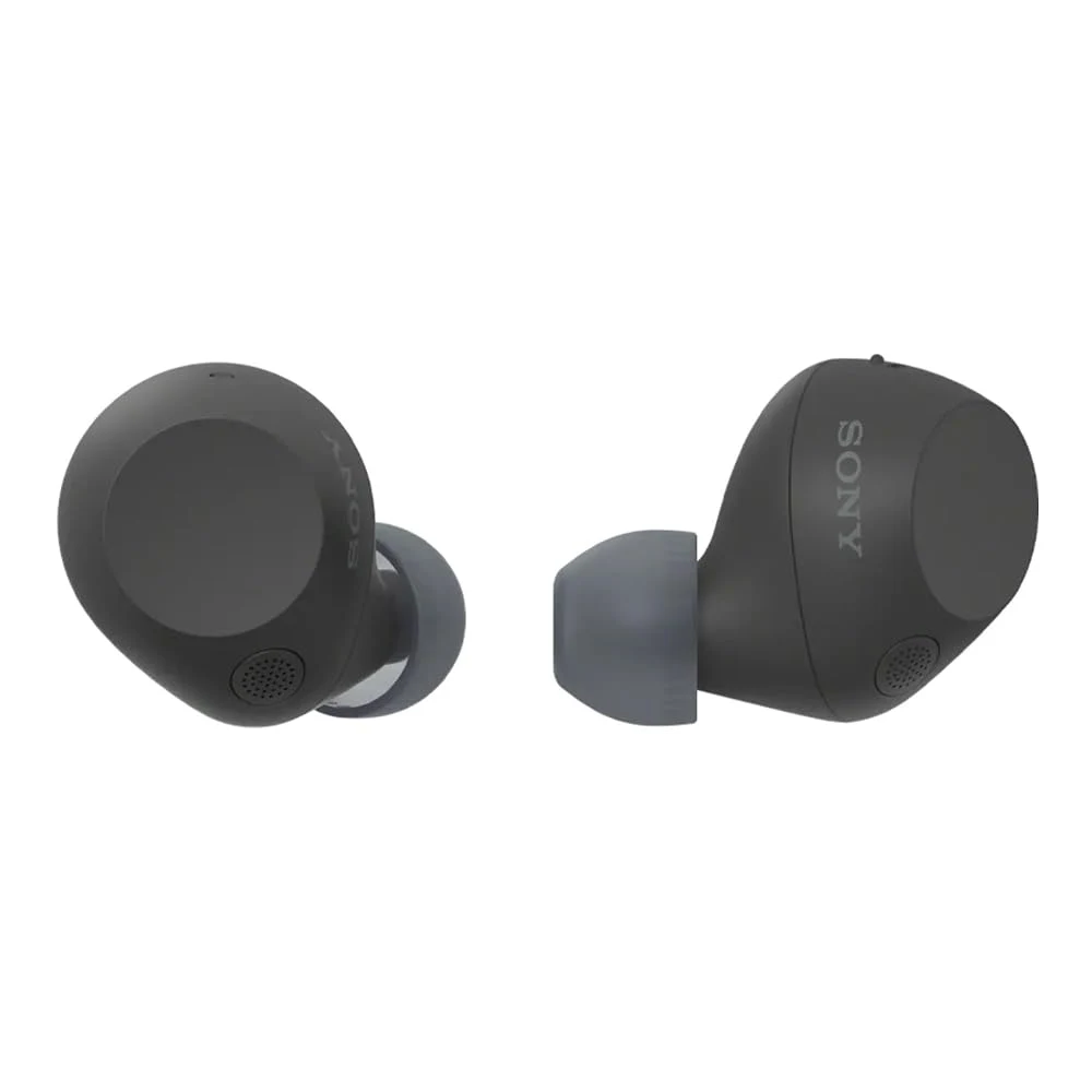 Par de Sony WF-C710N pretos com marca Sony visível sobre fundo branco